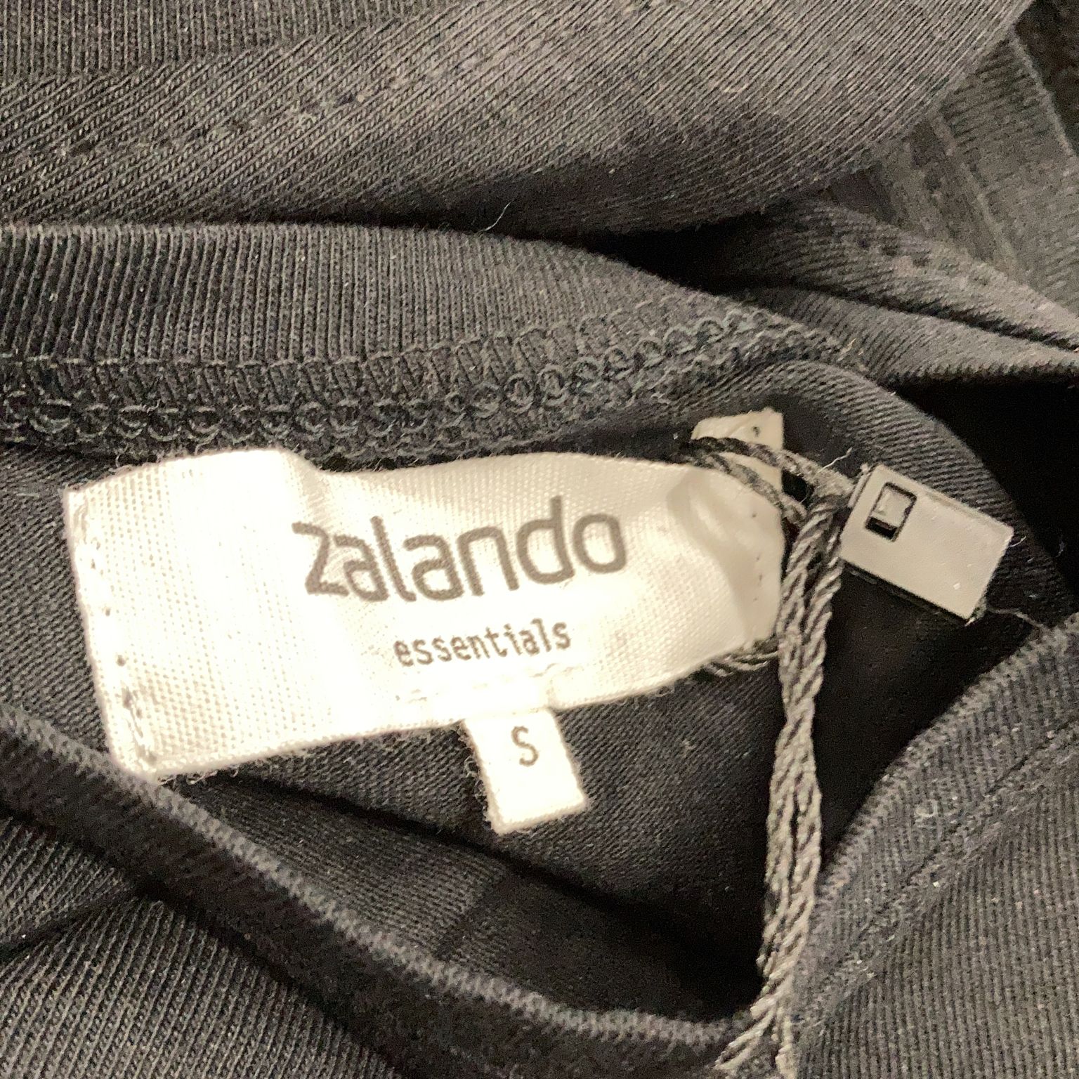 Zalando Essentials