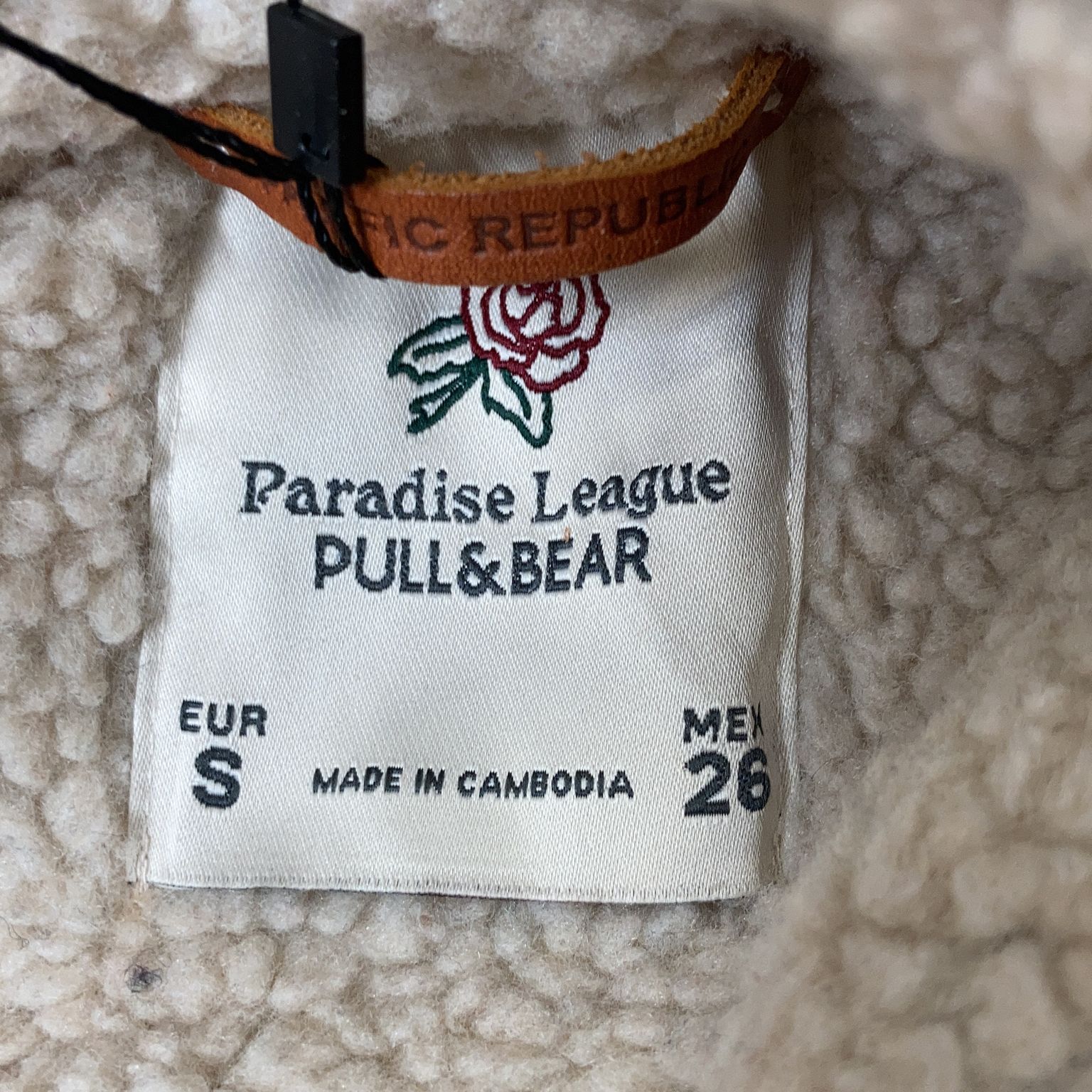 Paradise League Pull  Bear