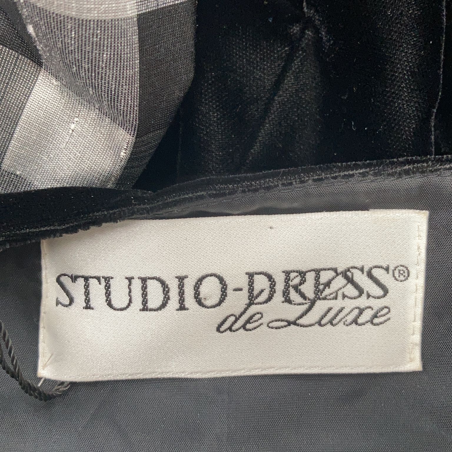 Studio - Dress de Luxe