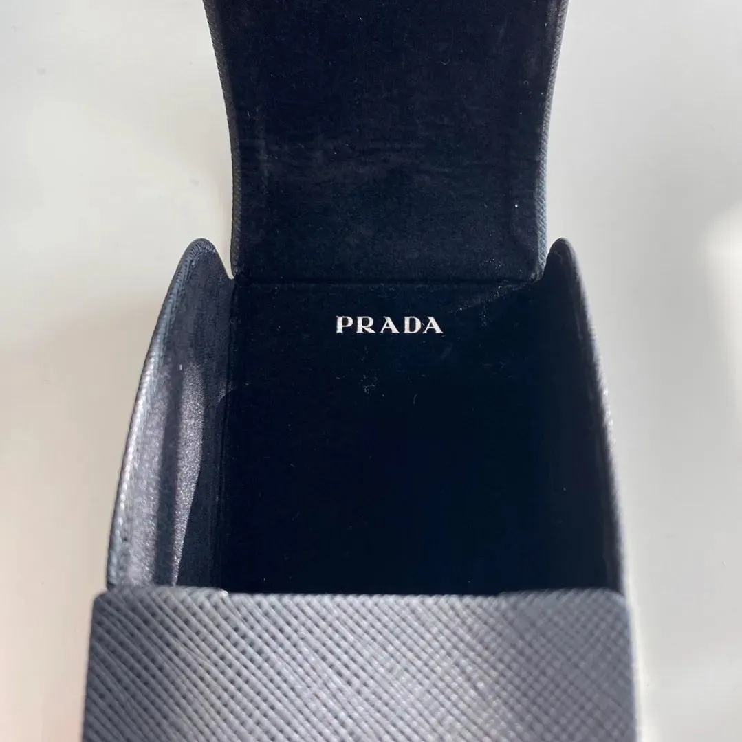 Prada aurinkolasit