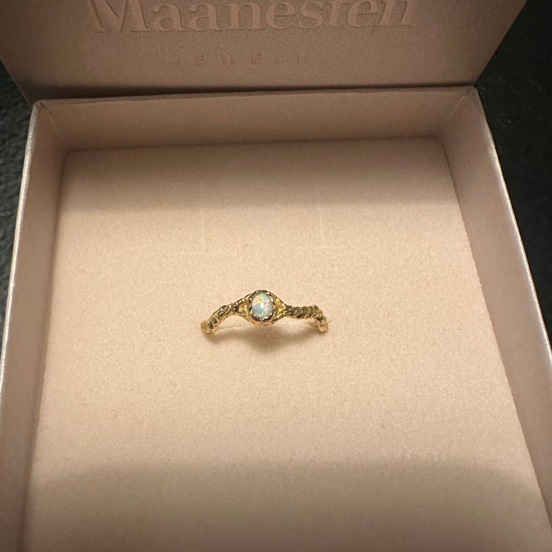 Maanesten ring