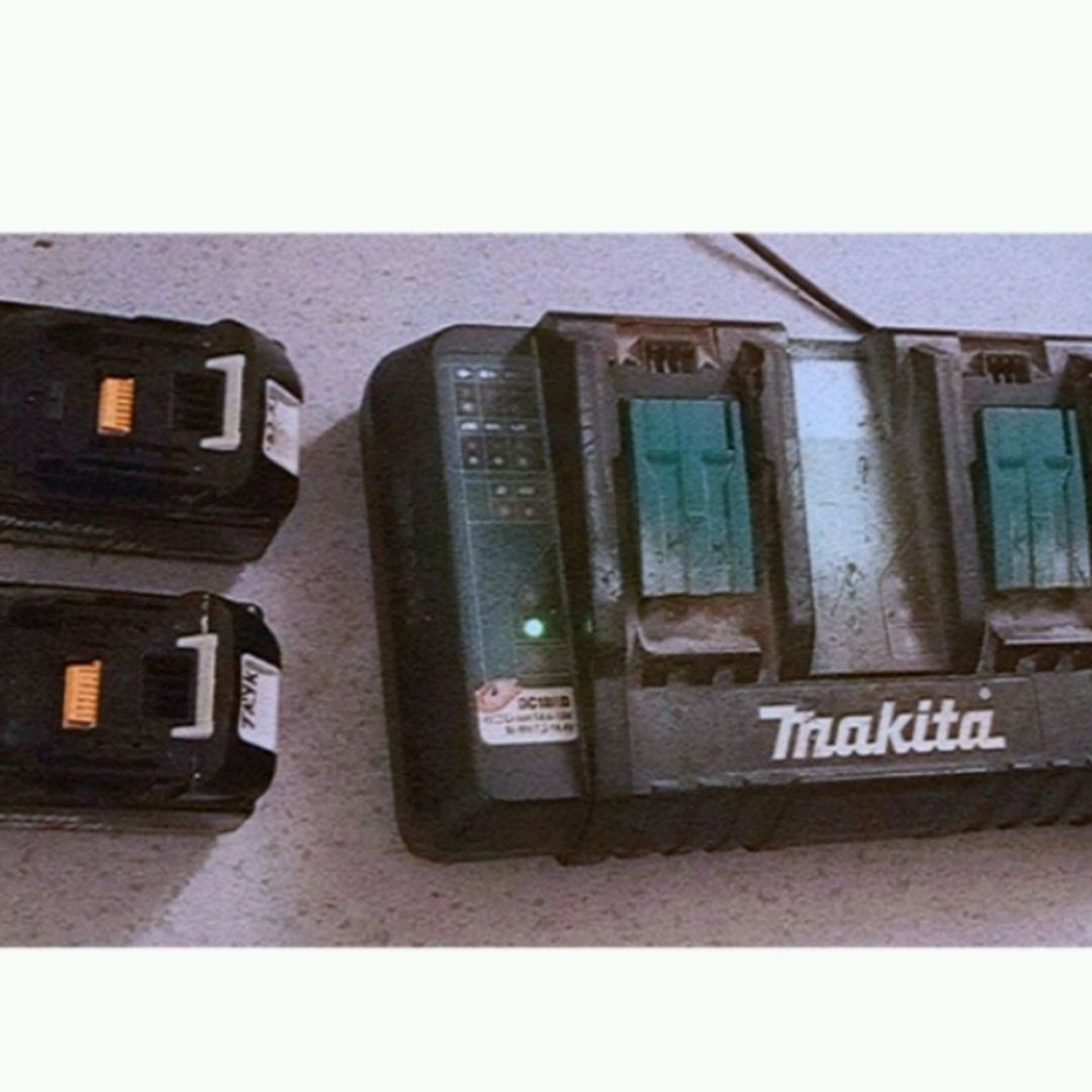 Makita Lader + 2 Bat