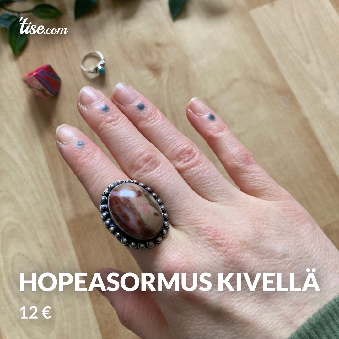 Hopeasormus kivellä