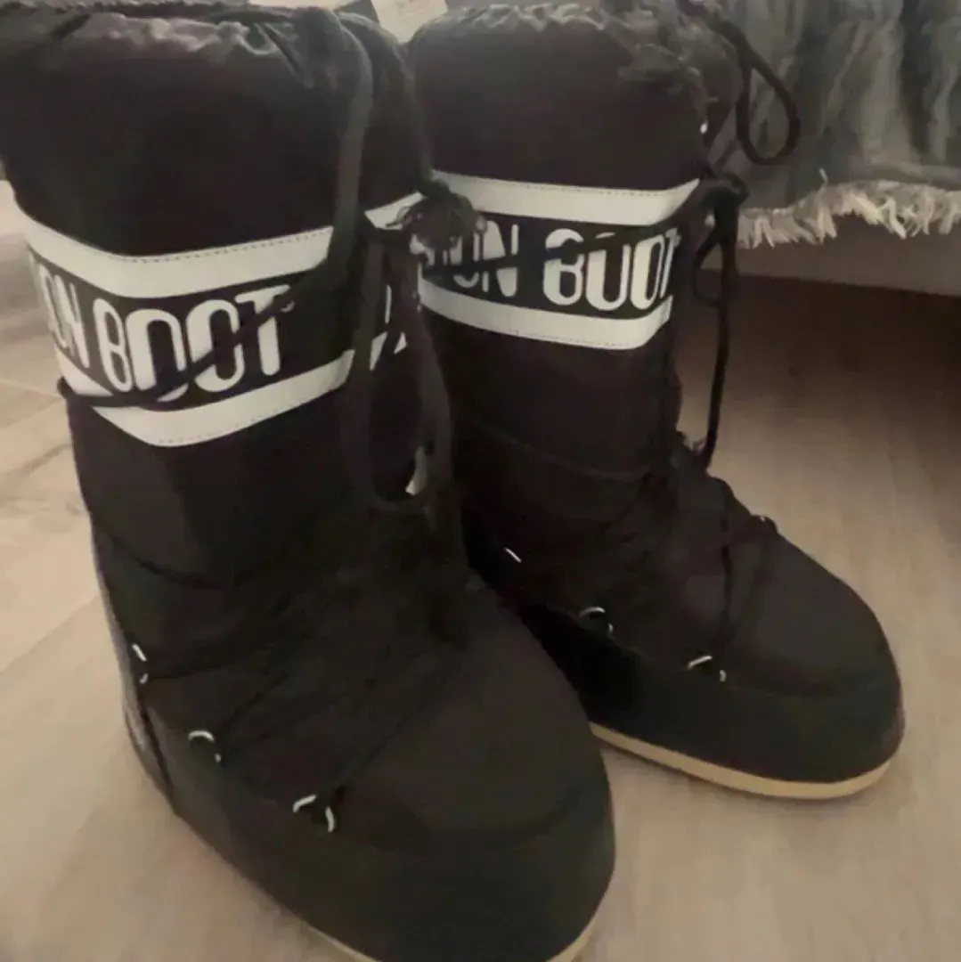 MOON BOOT