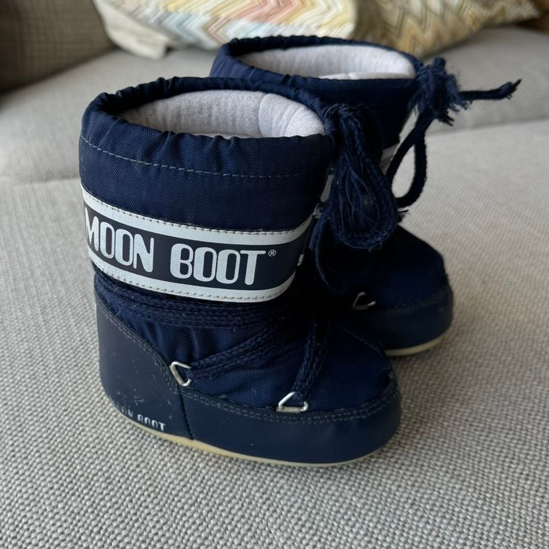 Moon boots