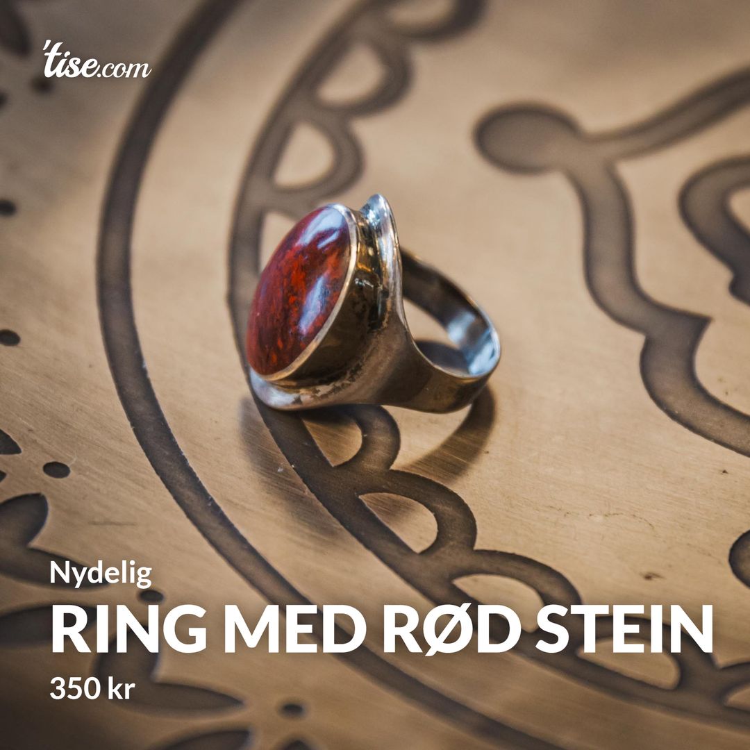 Ring med rød stein