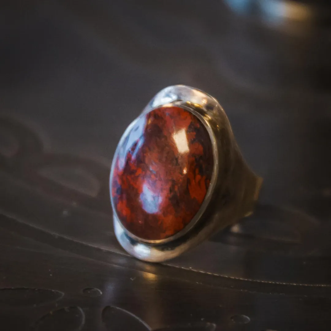 Ring med rød stein