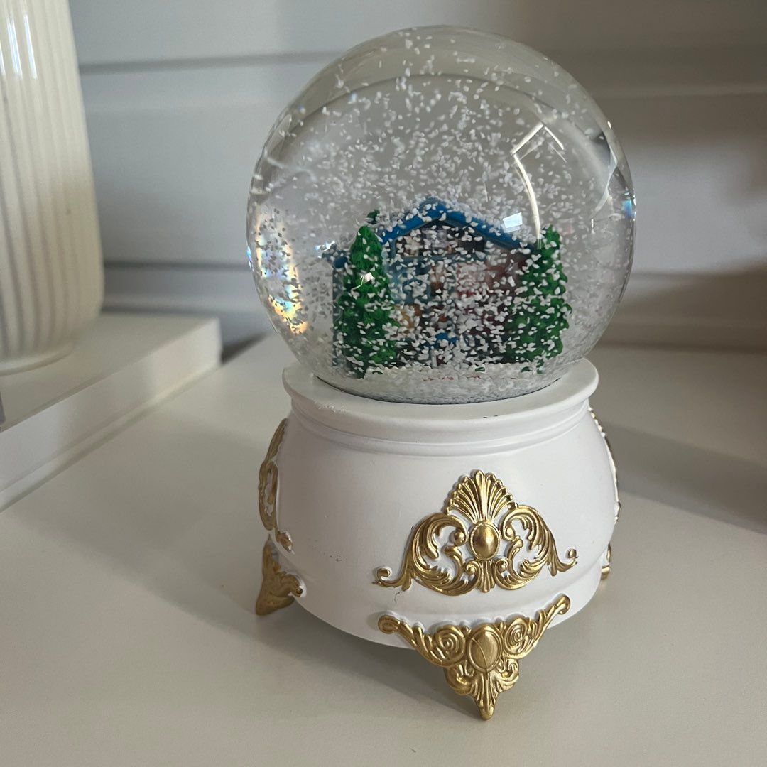 Lover Snowglobe 2023