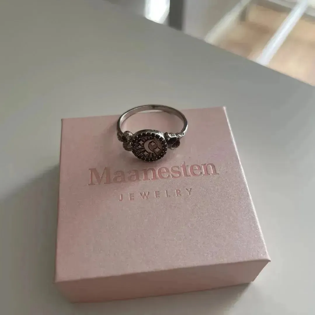 Maanesten ring