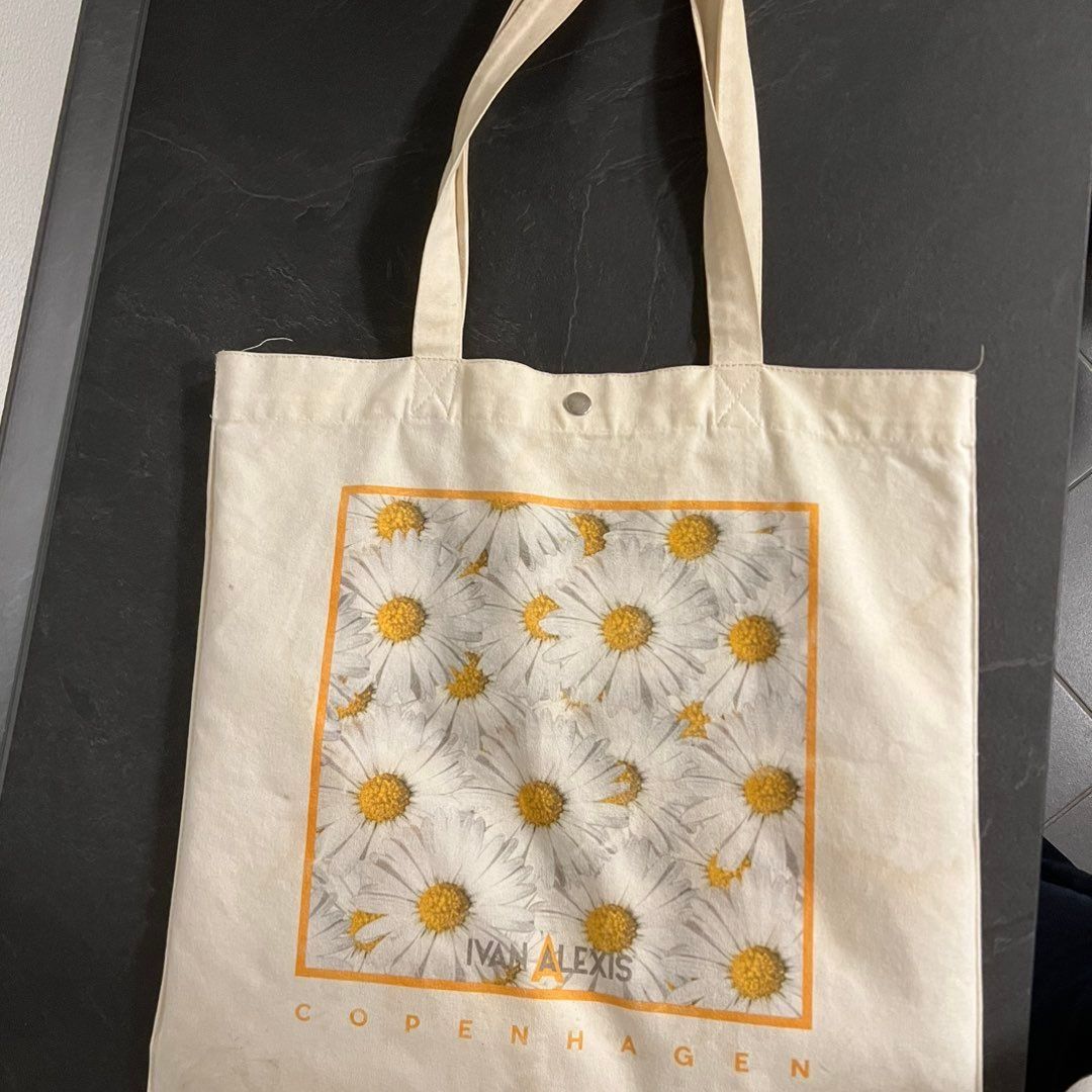 Tote bag