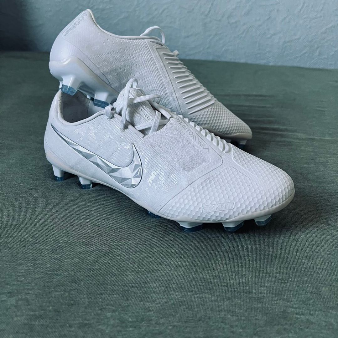 NIKE Phantom Venom