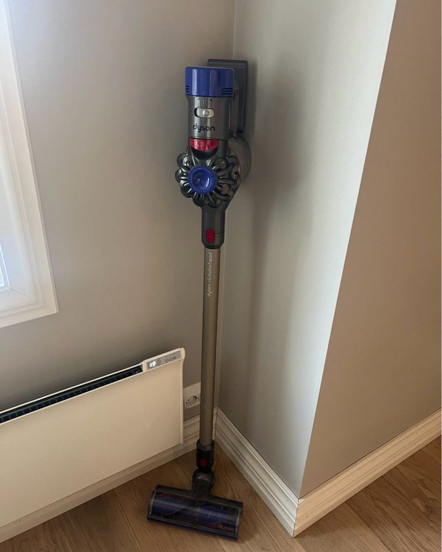 Dyson V8