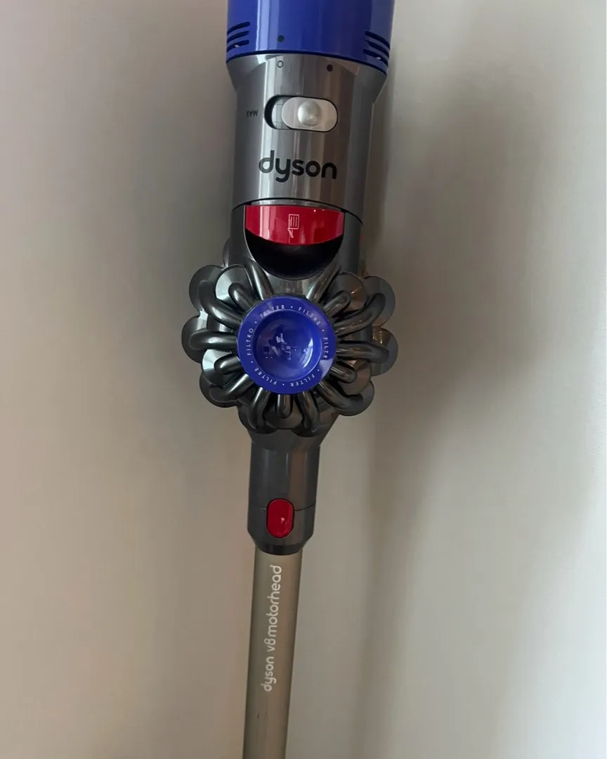 Dyson V8