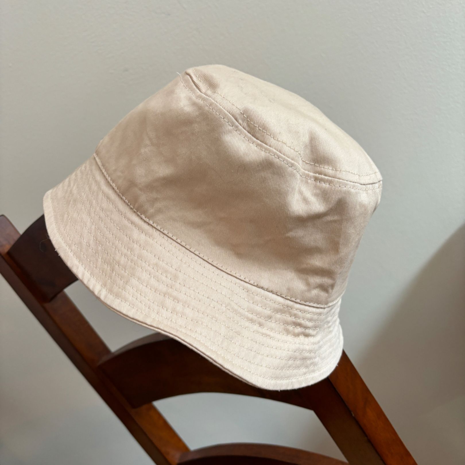 Beige buckethatt