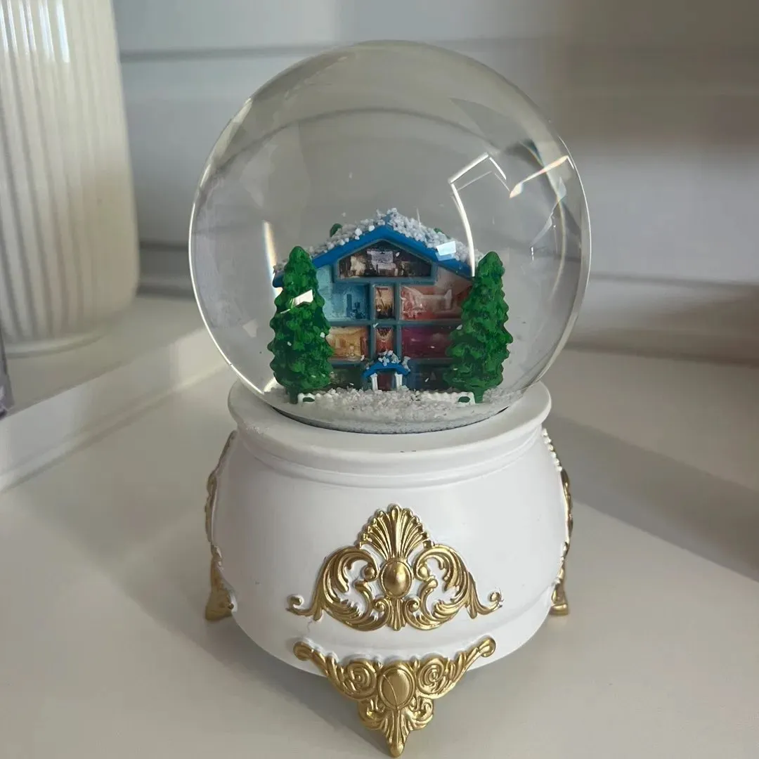 Lover Snowglobe 2023