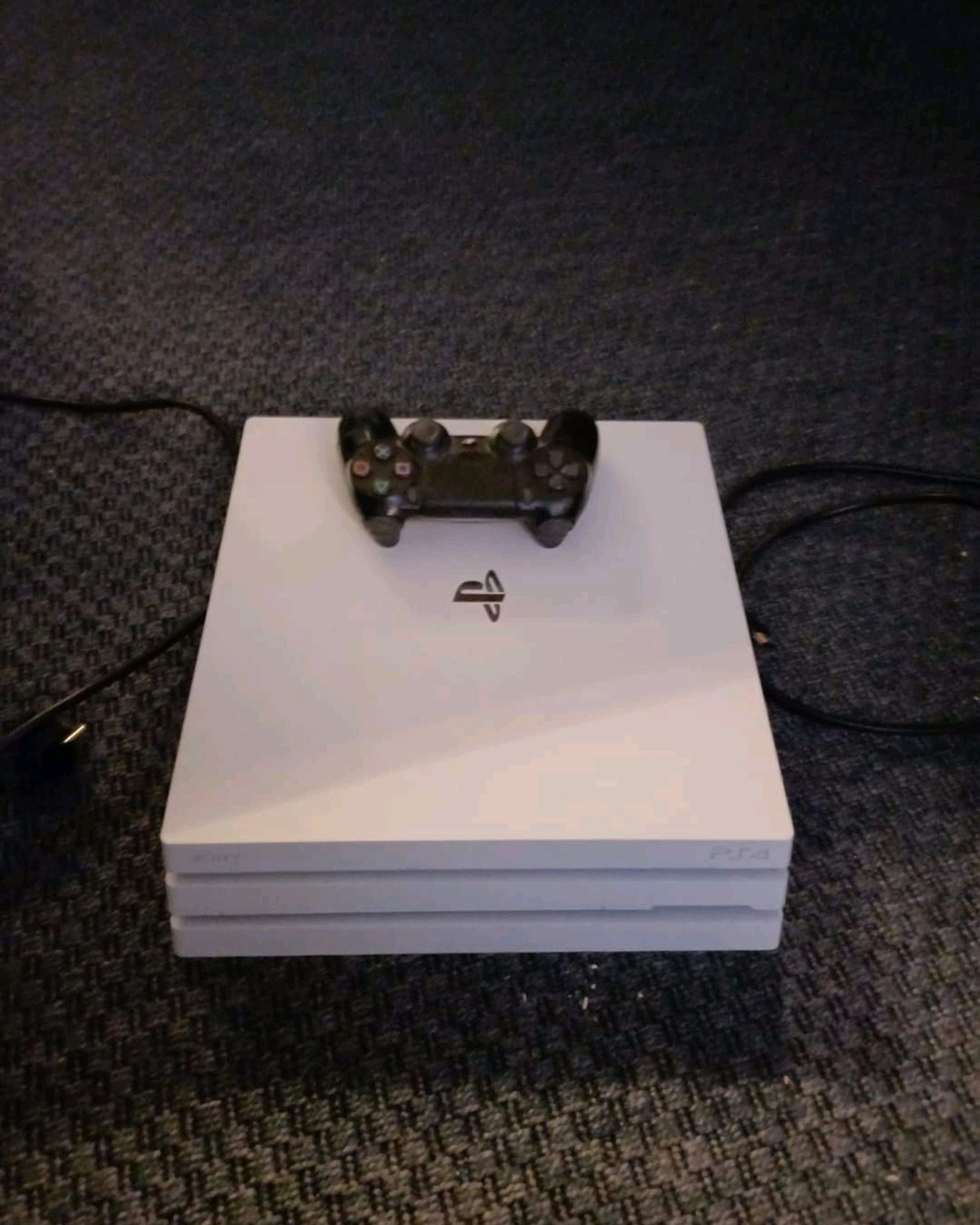 Ps 4 Pro + ohjain