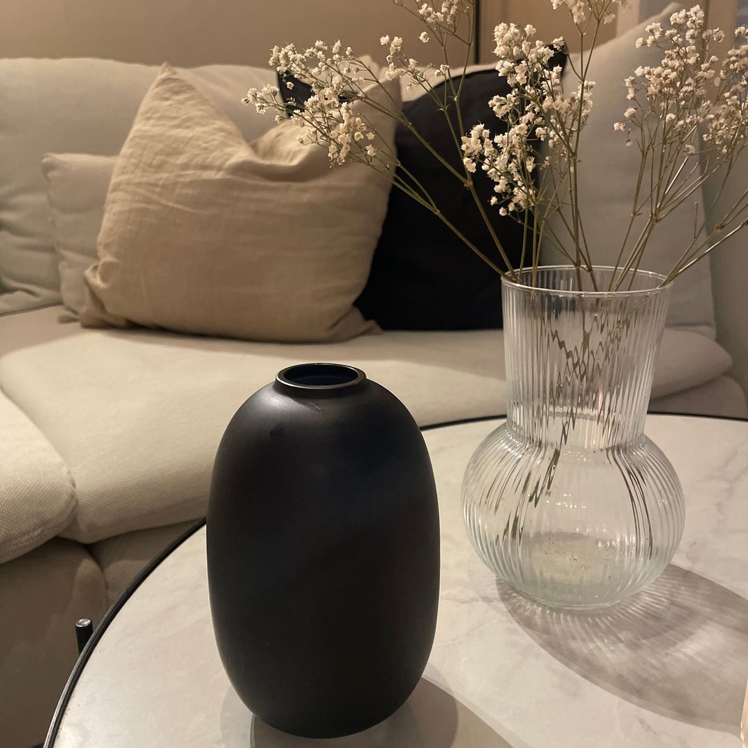 Svart liten vase