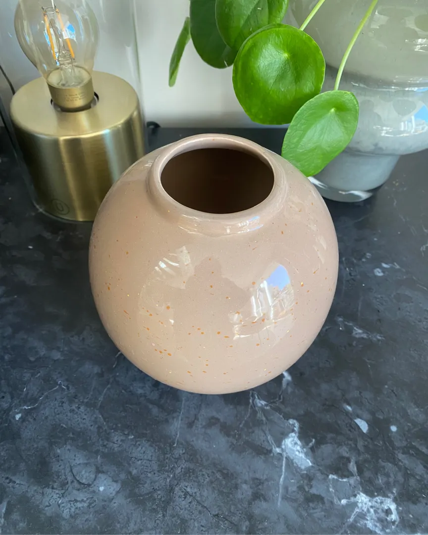 Lille brun vase