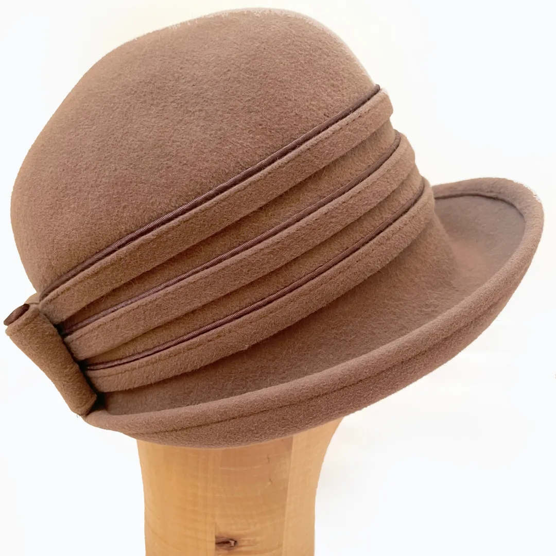 Beige elegant hatt