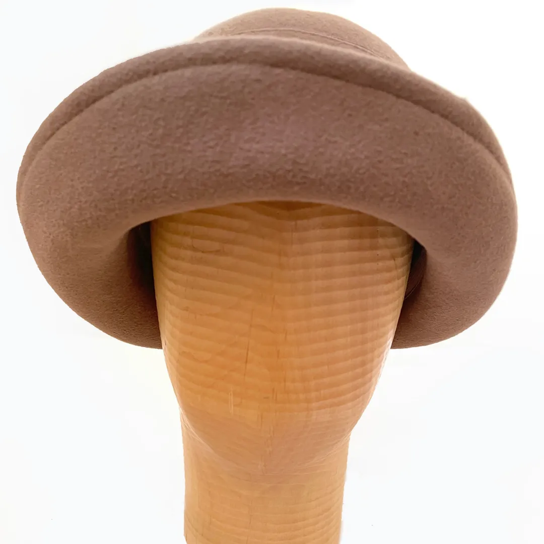 Beige elegant hatt