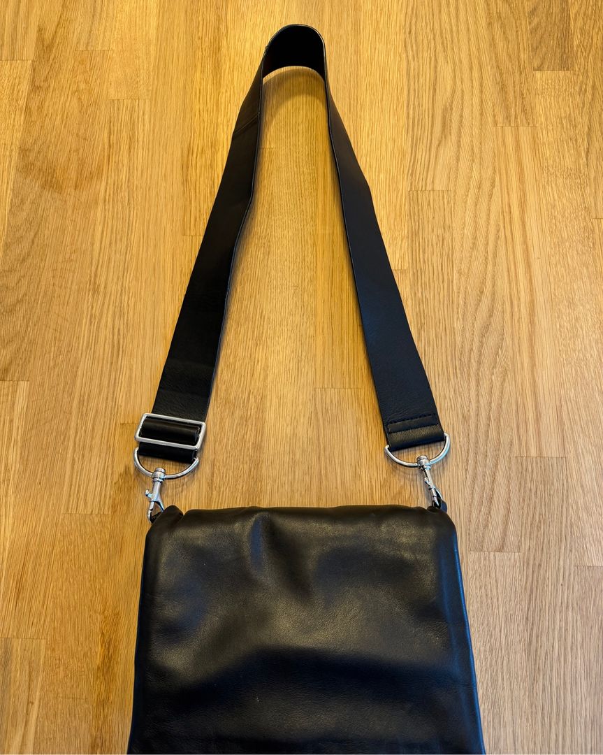 Cross body taske