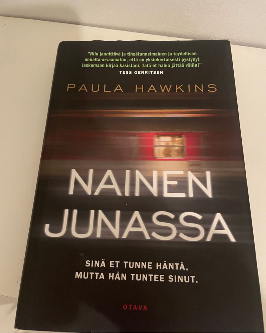 Nainen junassa kirja