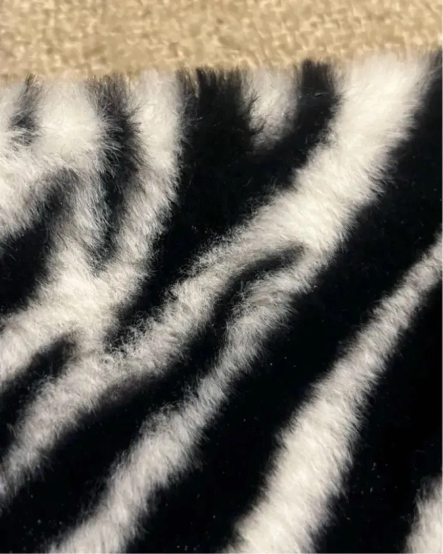 Fluffy zebra veske