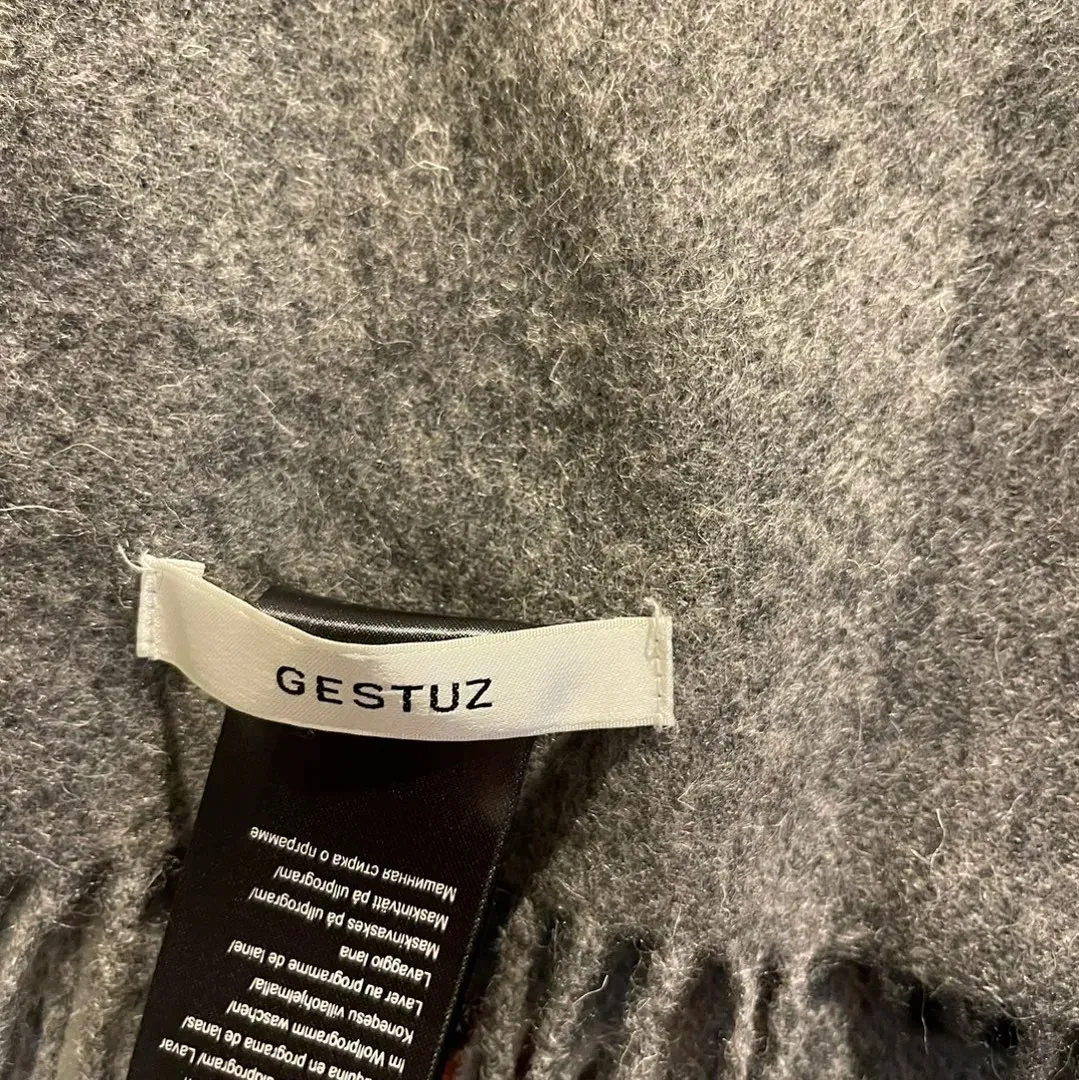 Gestuz skjerf