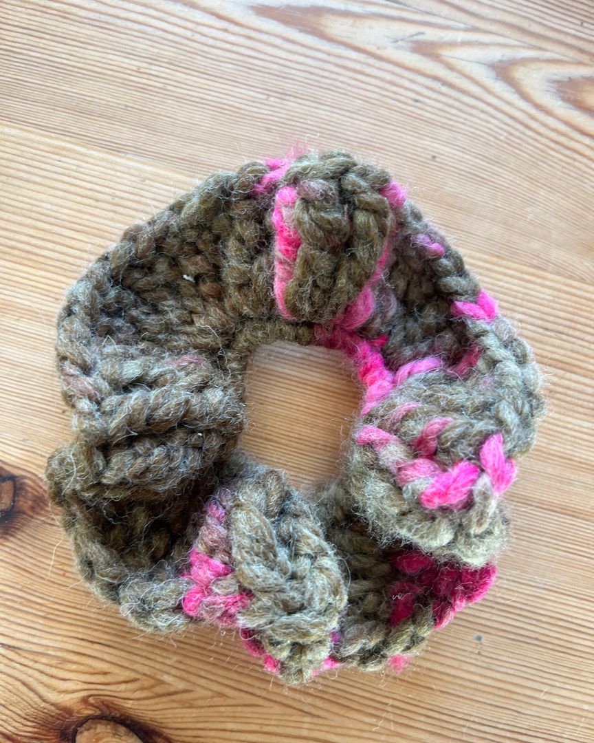 Virkad scrunchie