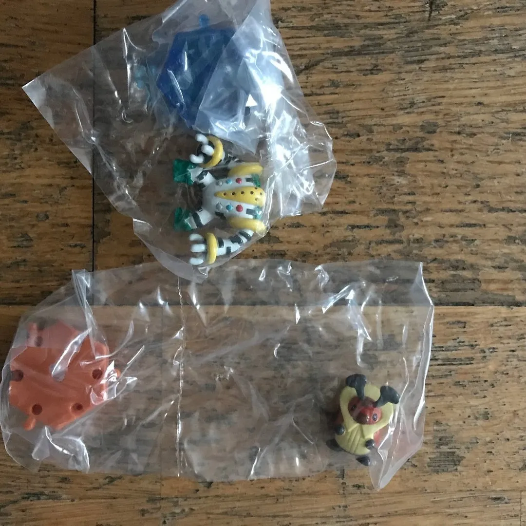 2 mini pokemon figur