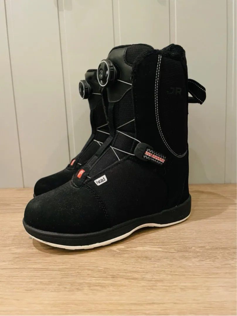 Snowboard boots