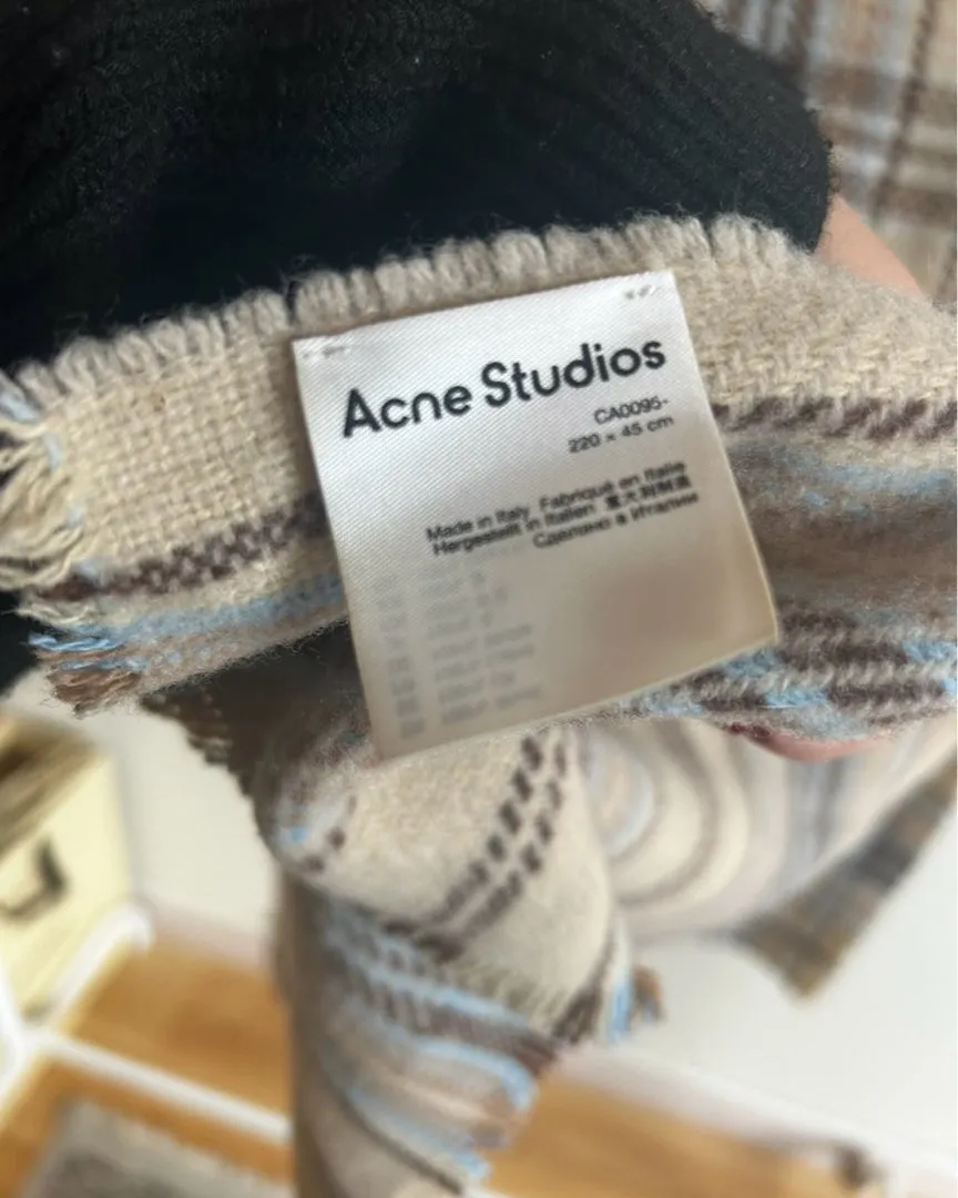 Nydelig Acne Skjerf