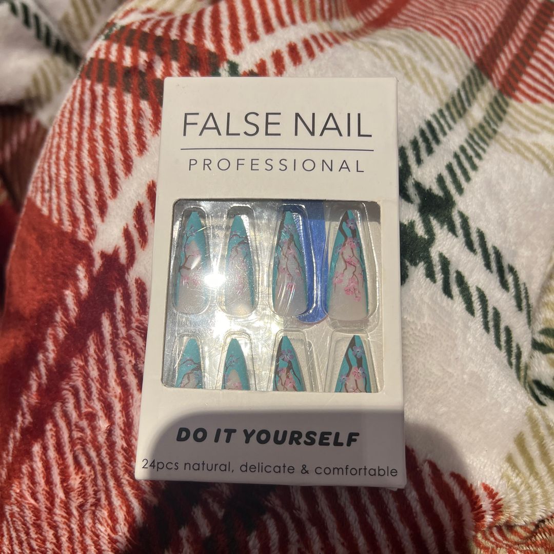 Press on nails