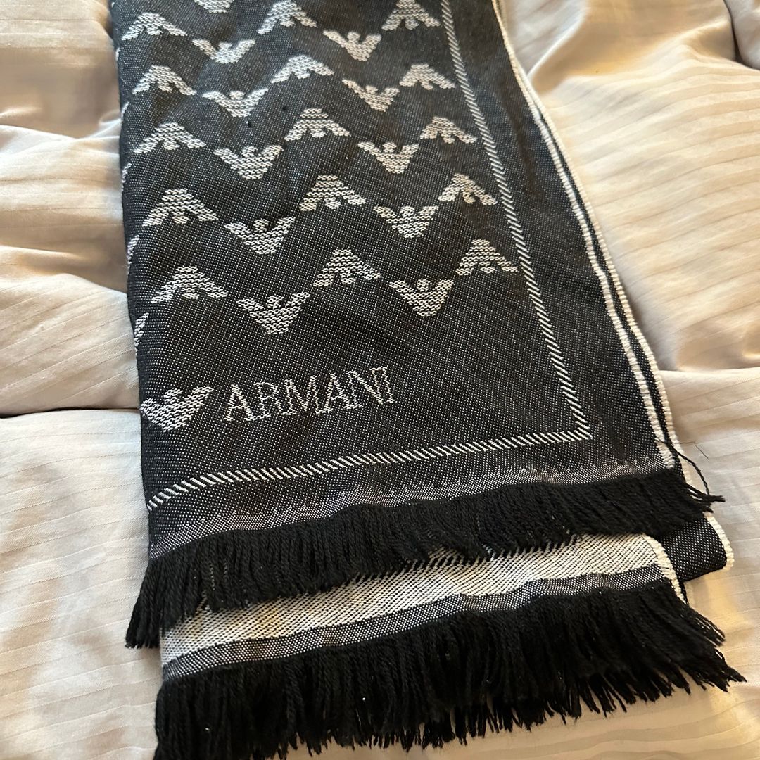 Armani skjerf