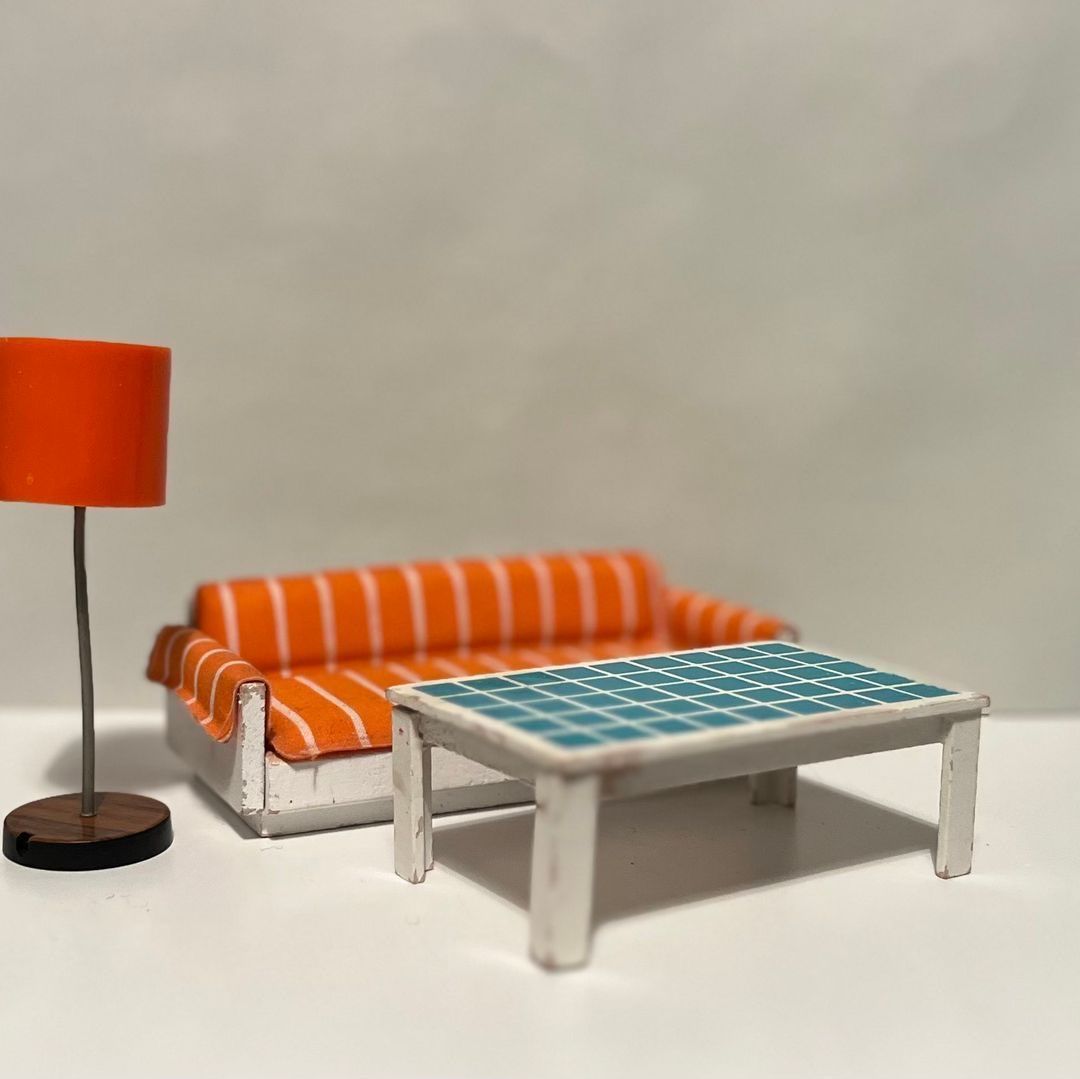 Sofa bord og lampe
