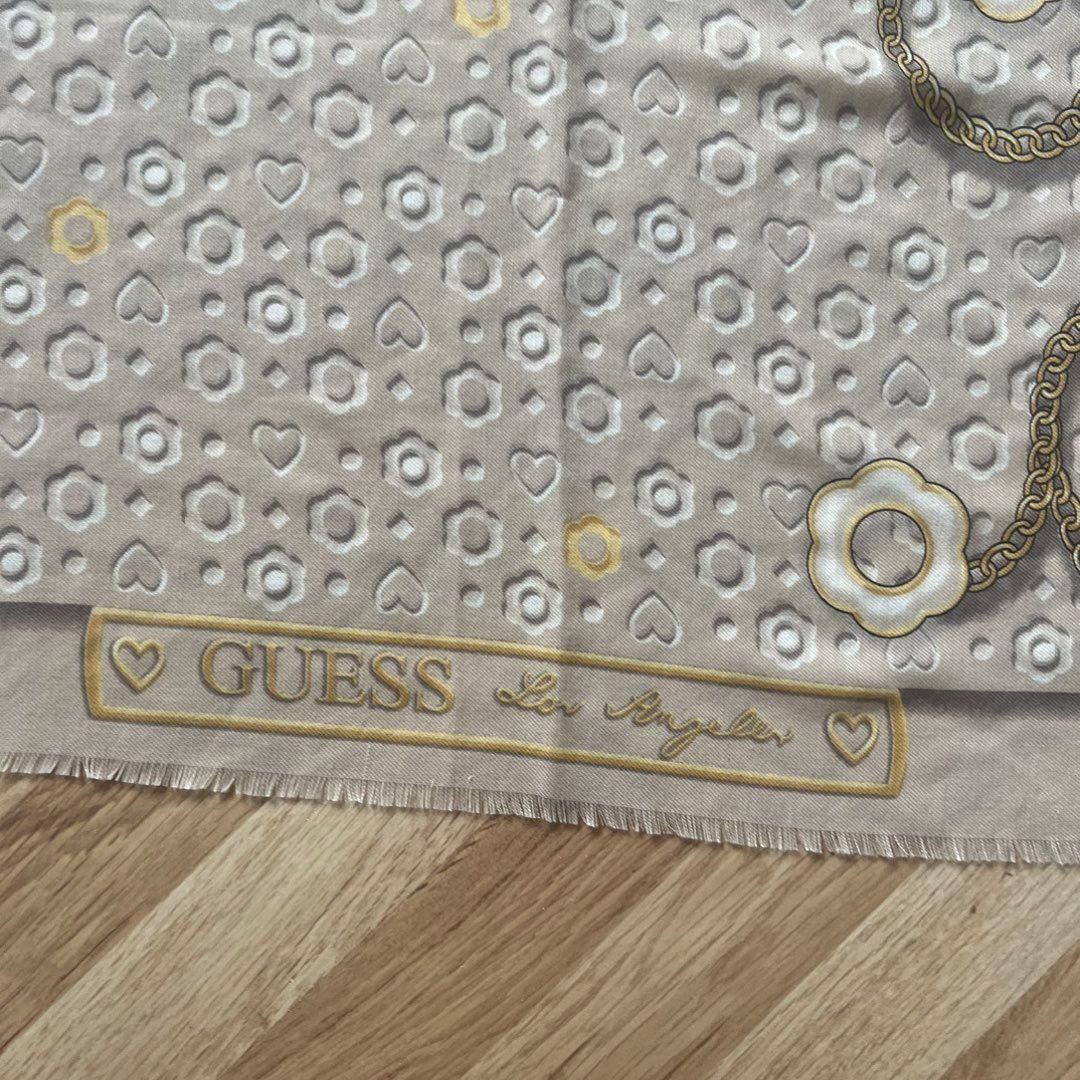 Guess skjerf