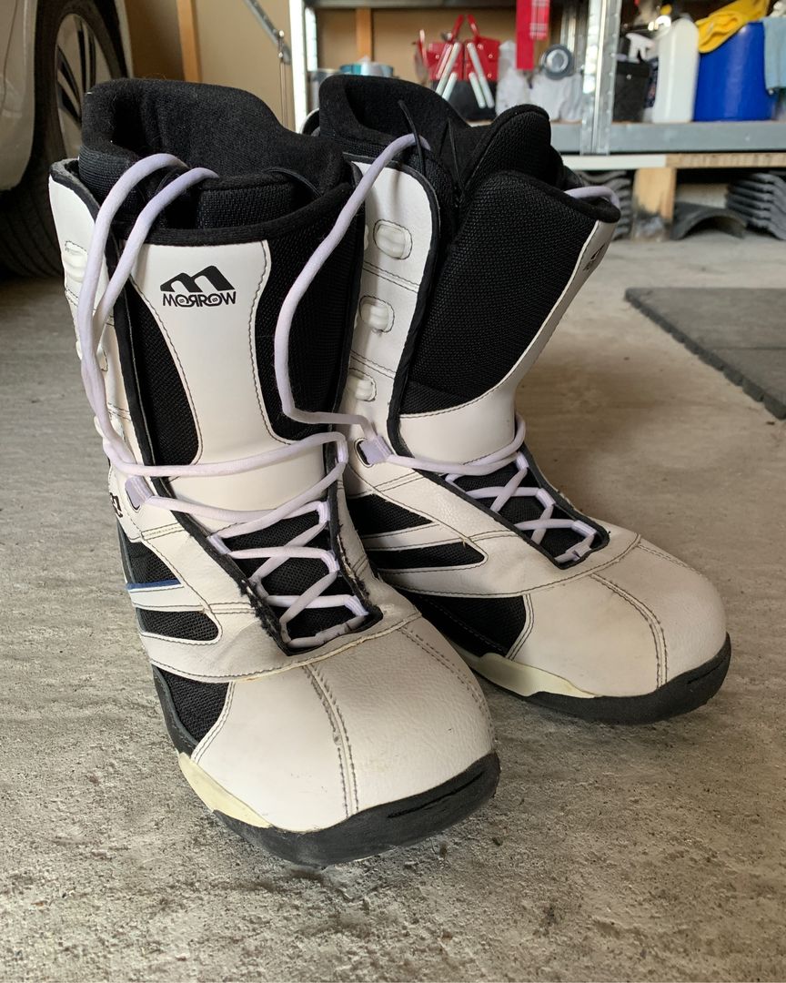 Snowboard boots