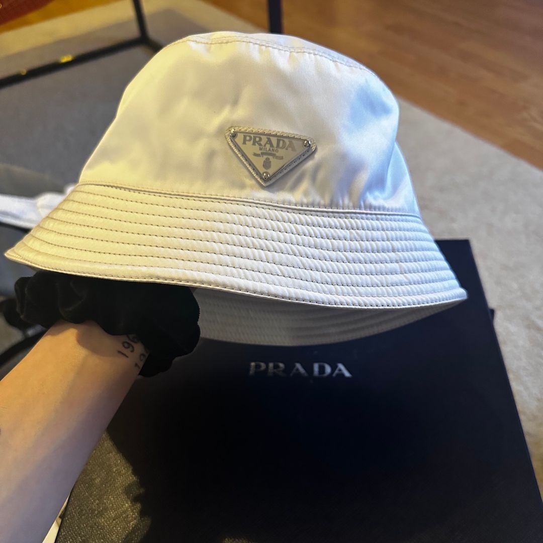 Prada hattu