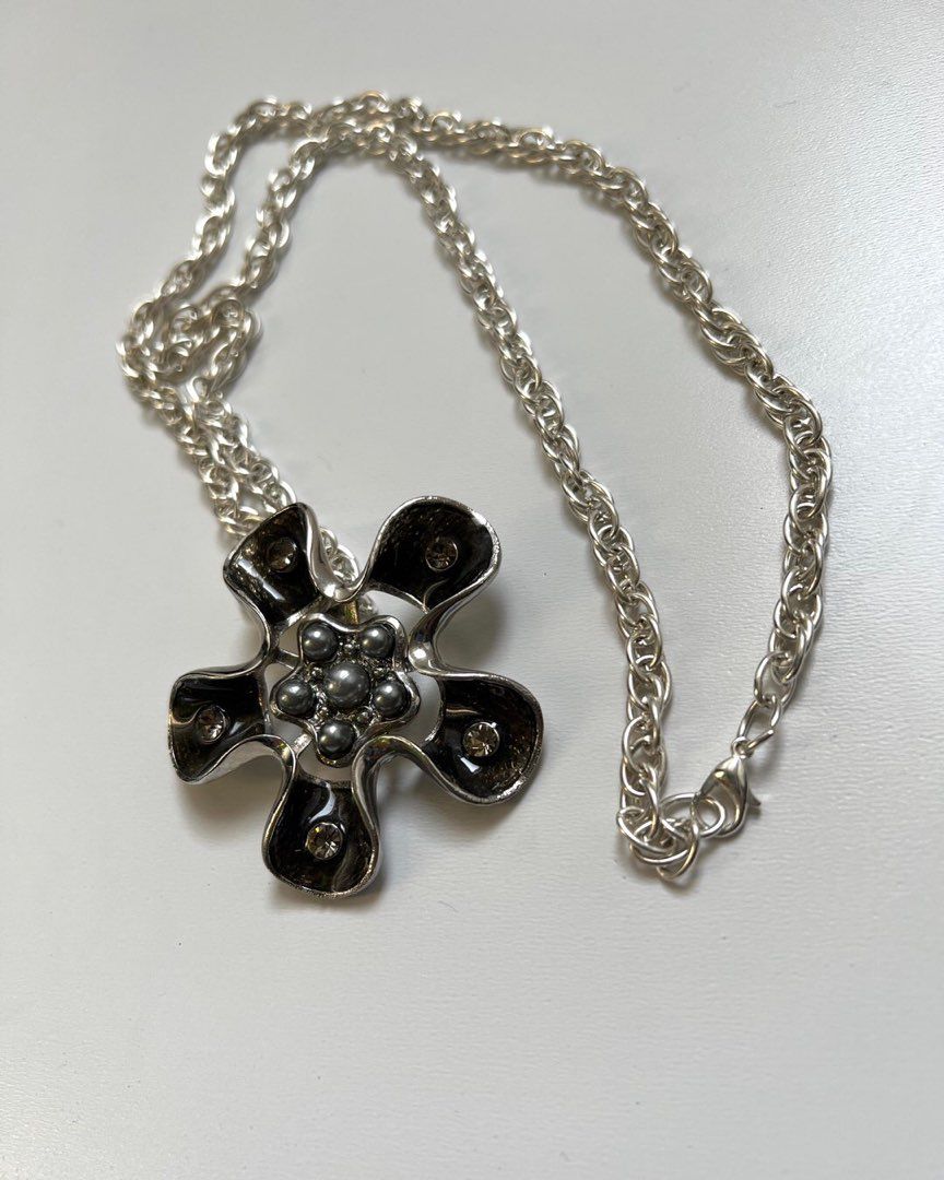 Flower necklace