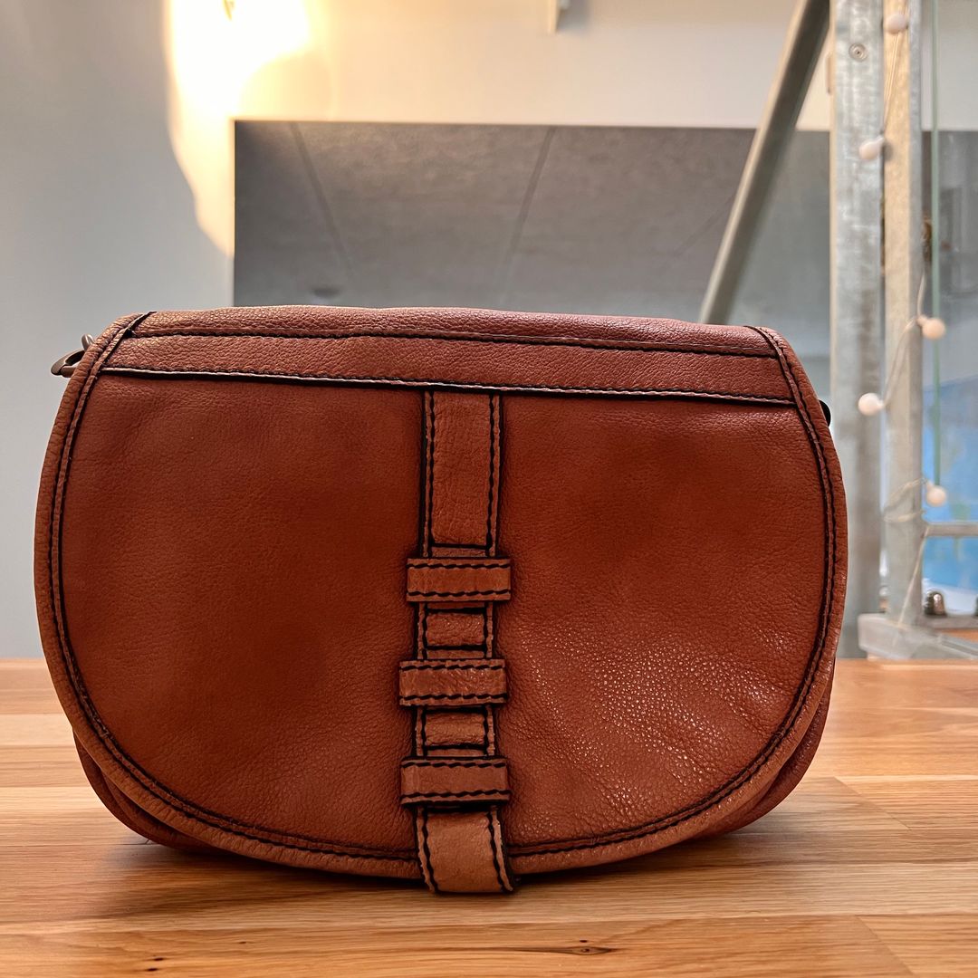 Cross body taske