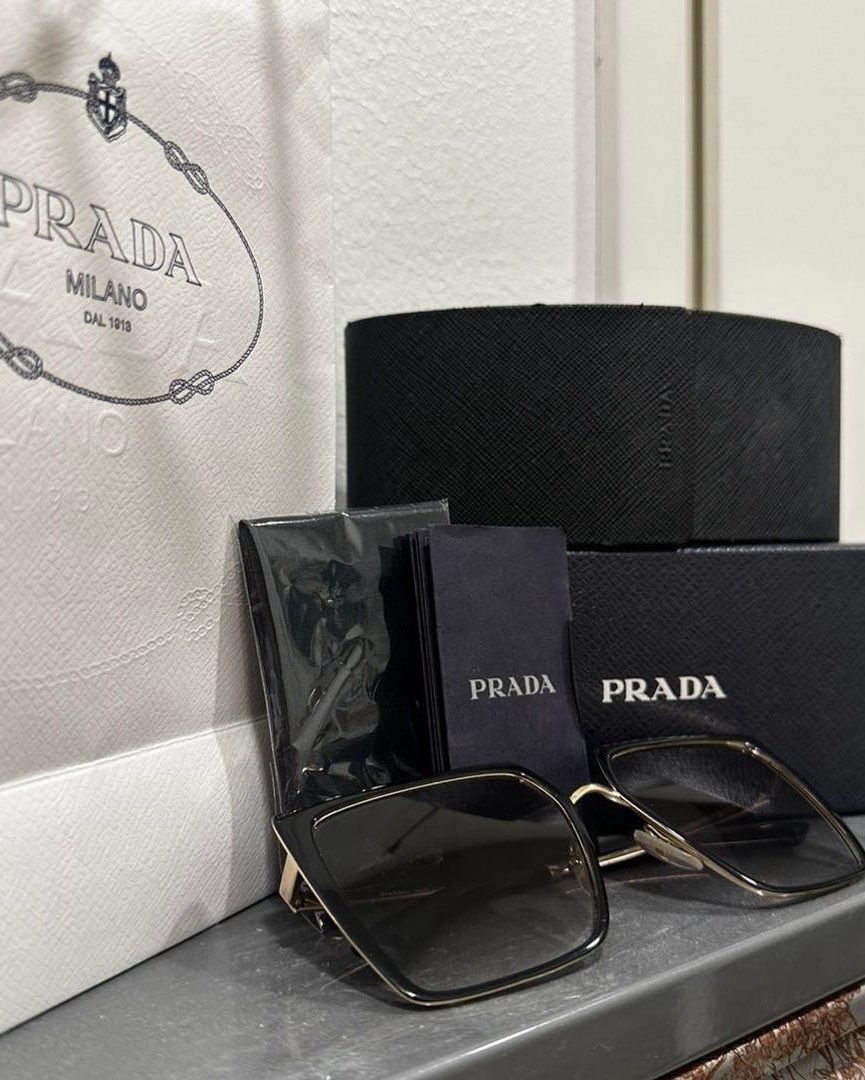 Prada aurinkolasit