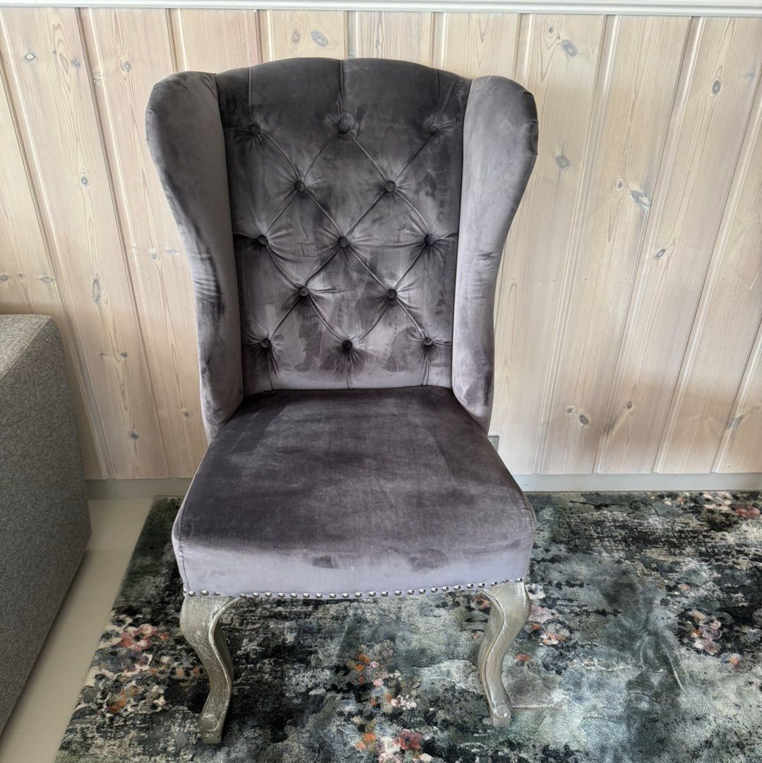 Luois wingchair