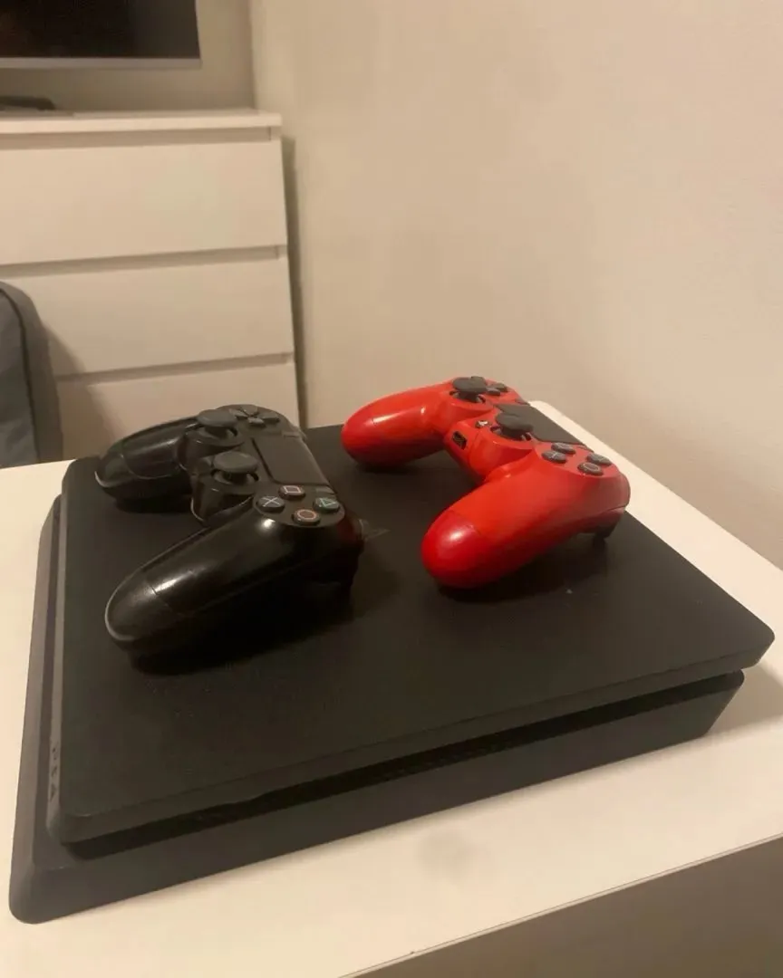 Ps4 plus 2 controll