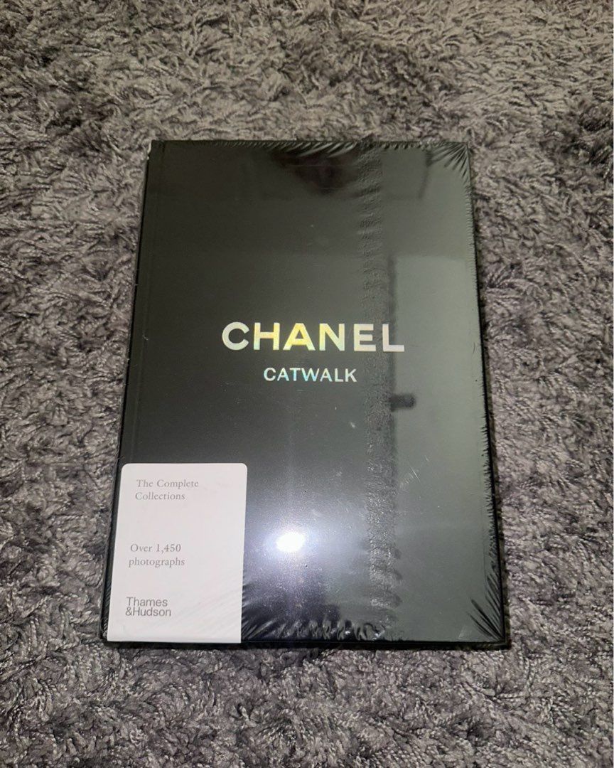 Chanel catwalk kirja