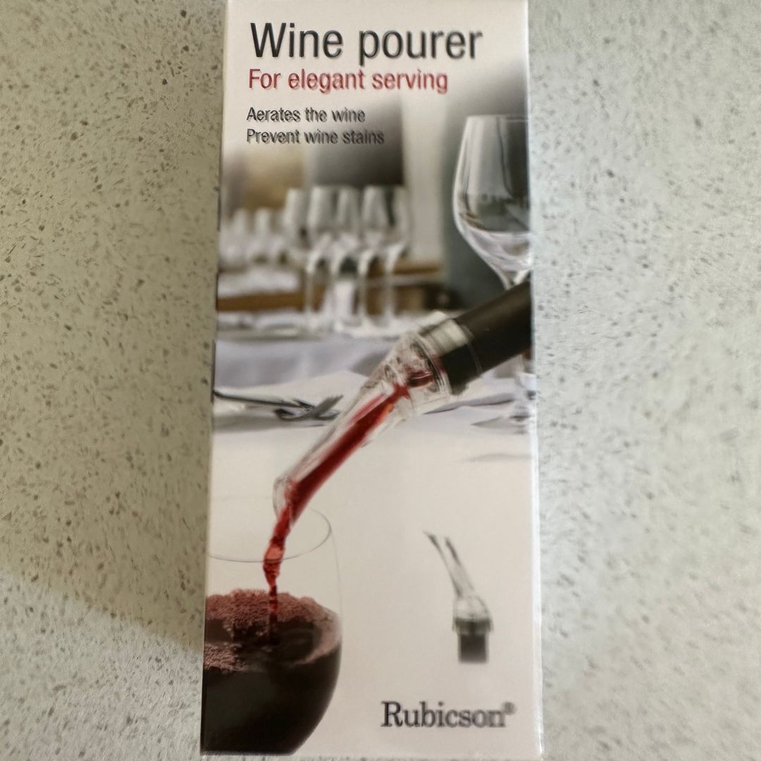 Wine pourer