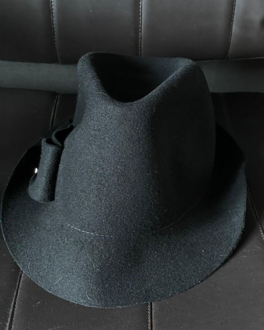 Armani hatt