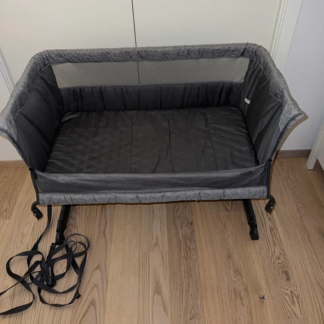 Yngri bedside crib