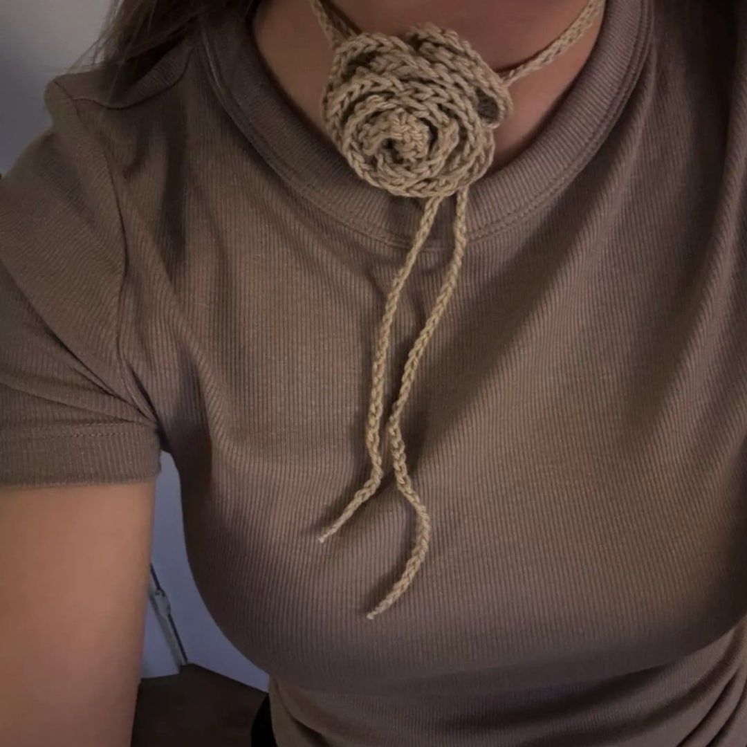 Hæklet rose choker