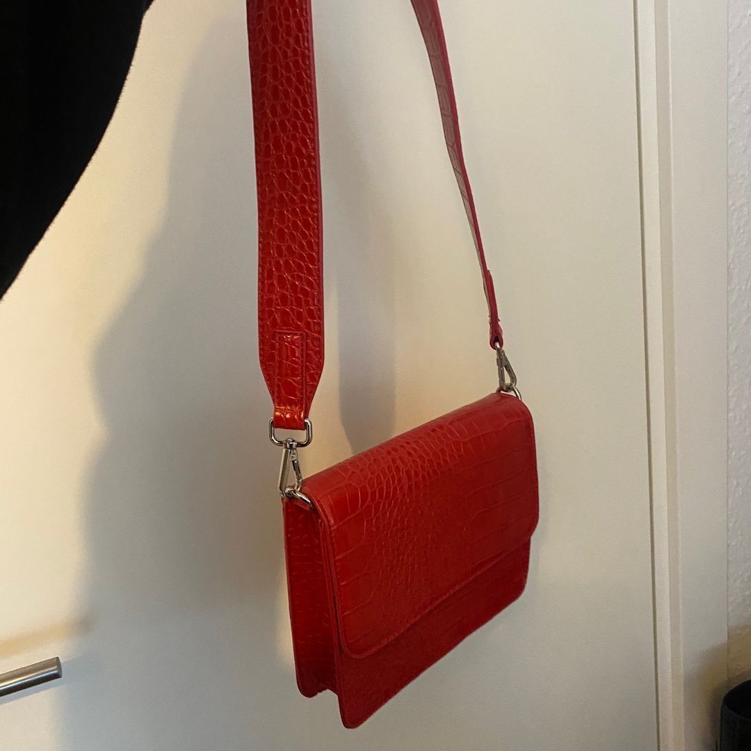 Rød crossbodytaske