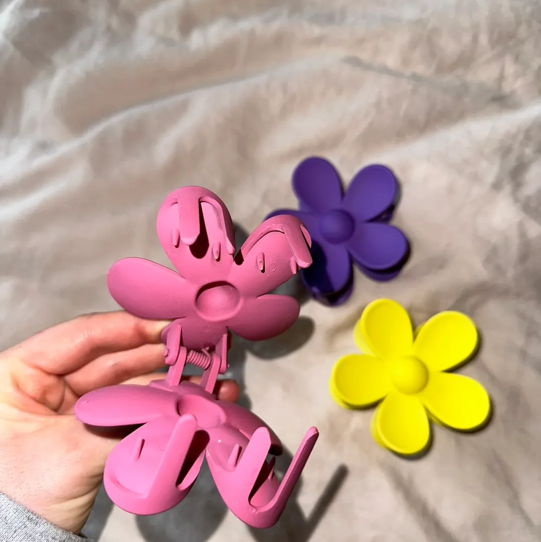 Flower claw clips